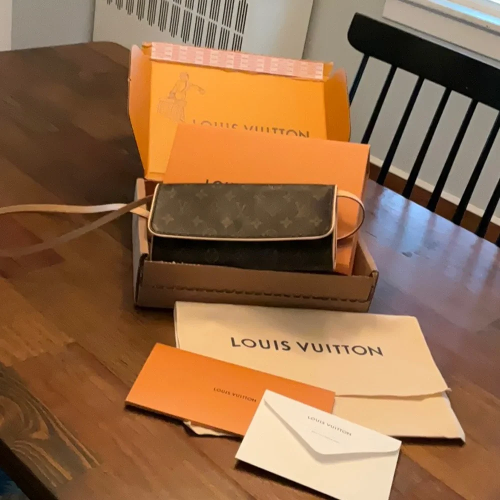 😍Louis Vuitton Pochette Twin😍 - Picture 3 of 12